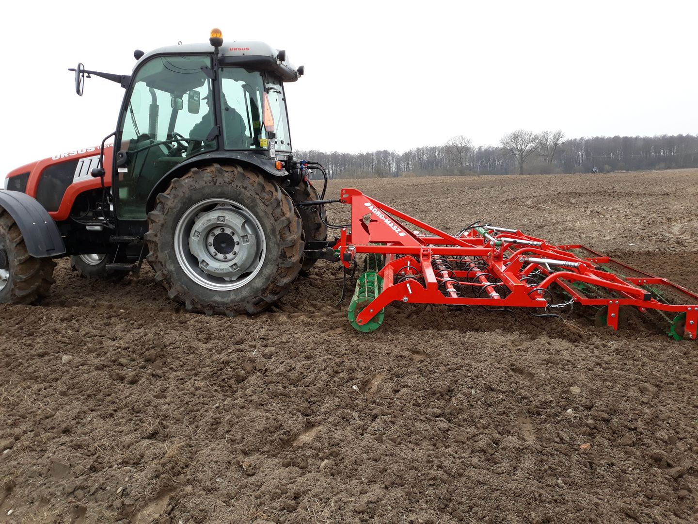 Przygotowywanie pola do siewu przy pomocy agregaty uprawowego firmy Agro-Masz