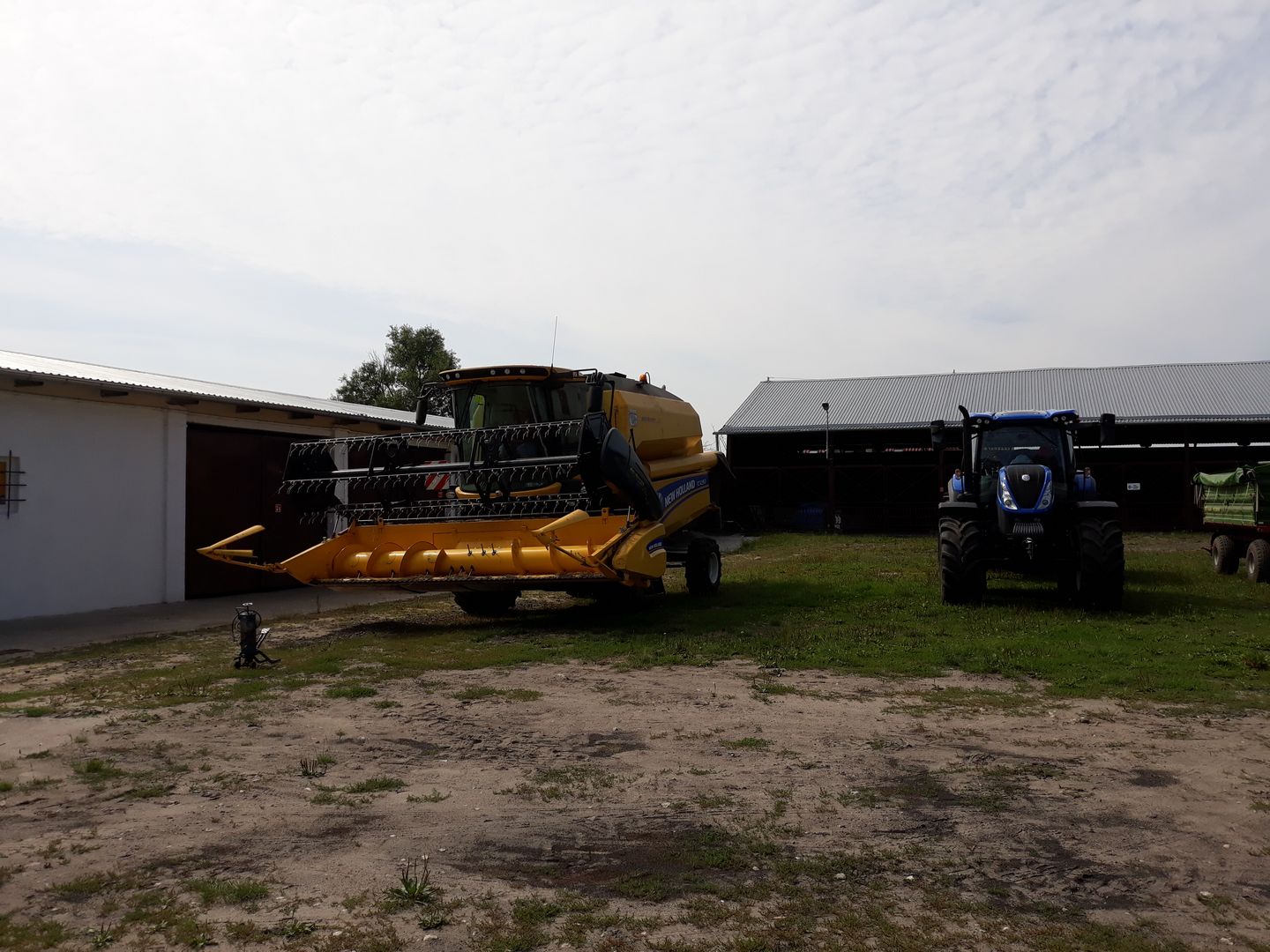 Kombajn zbożowy New Holland i ciągnik rolniczy New Holland t7.165s