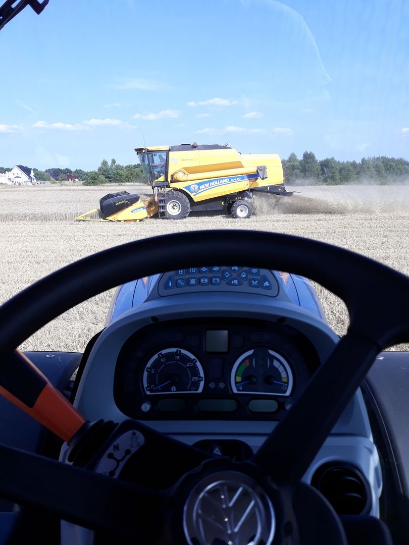 Żniwa - kombajn New Holland